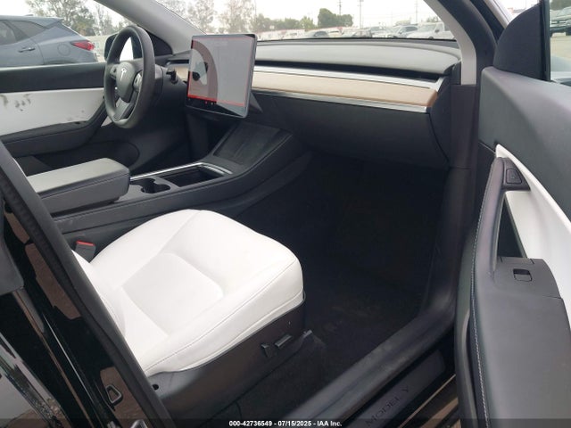 5YJYGDEE4MF256319 Tesla 2021