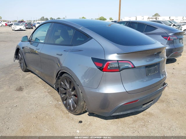2025 TESLA MODEL Y 7SAYGDEF7SF261071 Photo 2
