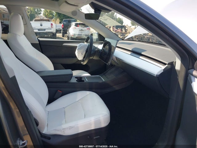 2025 TESLA MODEL Y 7SAYGDEF7SF261071 Photo 4