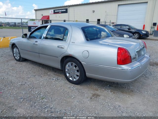 2004 LINCOLN TOWN CAR 1LNHM83WX4Y669949 Photo 2