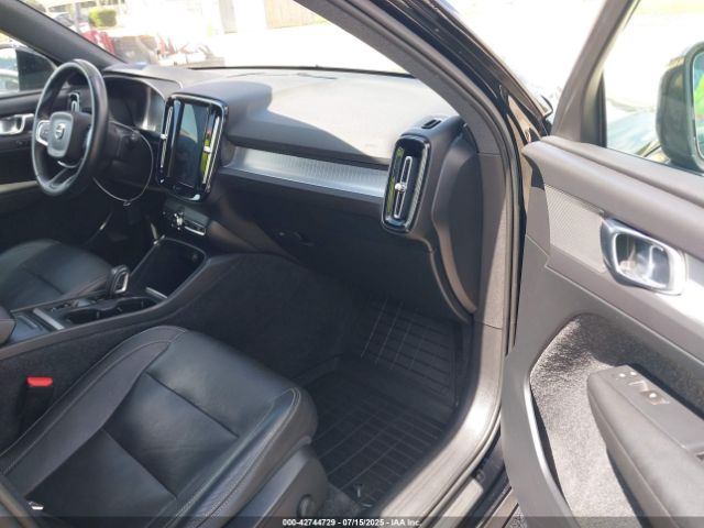 2019 VOLVO XC40 YV4162XZ3K2009069 Photo 4