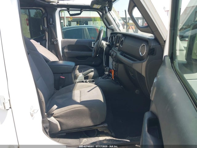 1C4HJXEG5JW161327 Jeep Wrangler