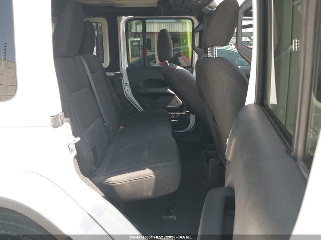 1C4HJXEG5JW161327 Jeep Wrangler