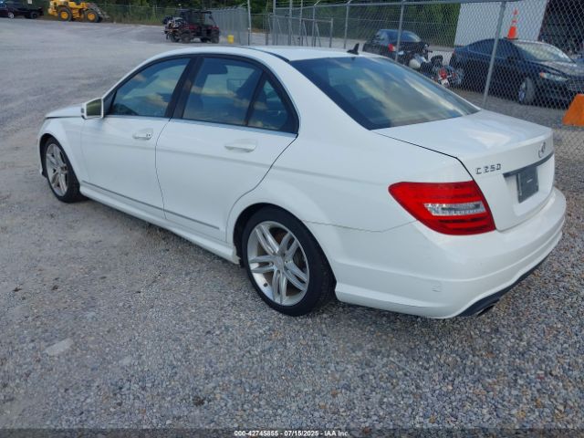 2013 MERCEDES-BENZ C 250 WDDGF4HBXDR258253 Photo 2