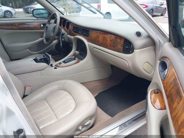 42746029 :رقم المزاد ، SAJDA14C61LF39039 vin ، 2001 Jaguar Xj8 مزاد بيع