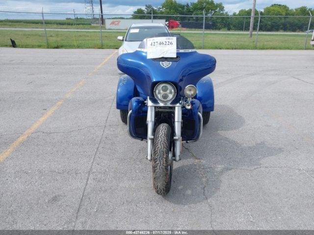 2017 HARLEY-DAVIDSON FLHTCUTG 1HD1MAD1XHB861069 Photo 4