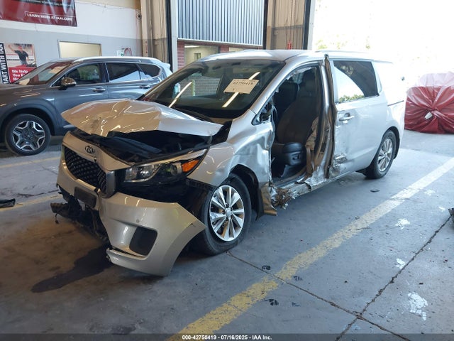 KIA 2018 2018 KNDMB5C15J6399323 Image 2
