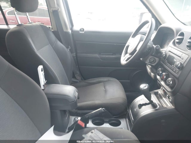 1C4NJRFB1GD758819 Jeep 2016