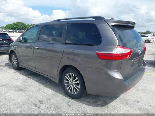 2019 TOYOTA SIENNA 5TDYZ3DC3KS980743 Photo 2