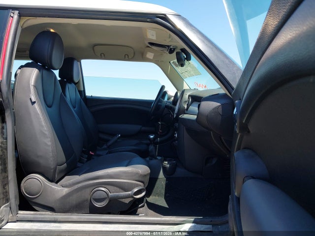 2011 MINI COOPER CLUBMAN WMWZF3C51BTX82399 Photo 4