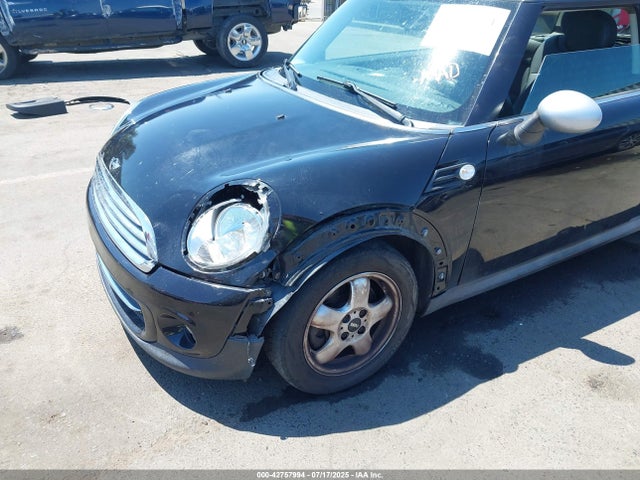 2011 MINI COOPER CLUBMAN WMWZF3C51BTX82399 Photo 5
