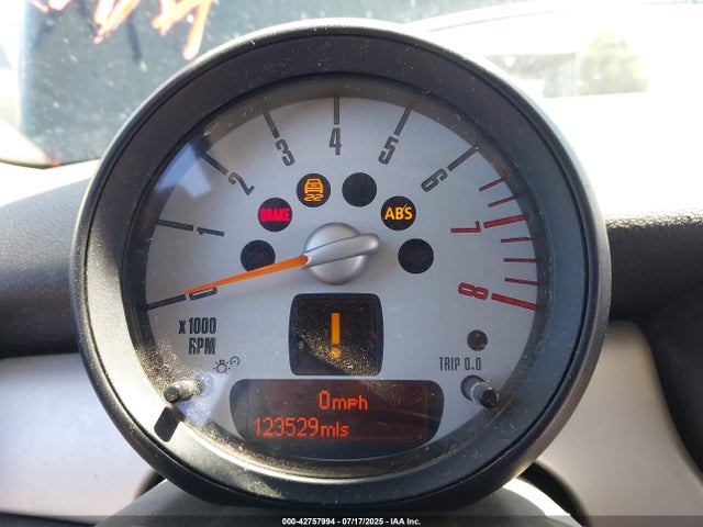 2011 MINI COOPER CLUBMAN WMWZF3C51BTX82399 Photo 6