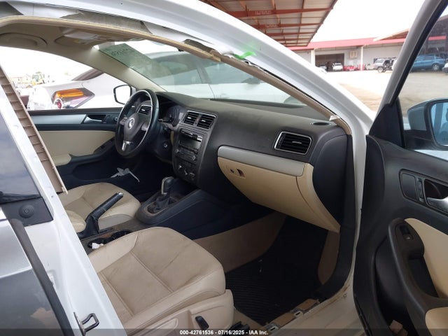 3VWD17AJ2EM315897 Volkswagen Jetta