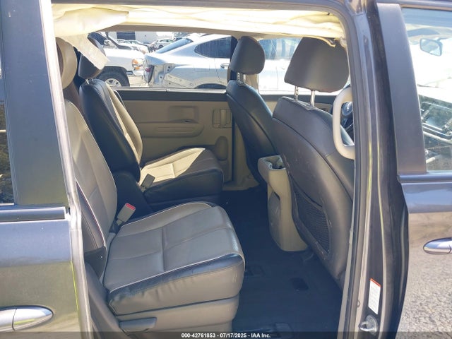 KIA 2018 2018 KNDMB5C19J6424210 Image 8