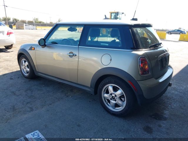 2010 MINI COOPER WMWMF3C58ATZ65176 Photo 2