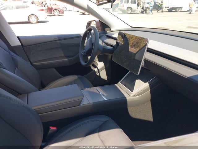 2026 TESLA MODEL Y 7SAYGDEE3TF354680 Photo 4