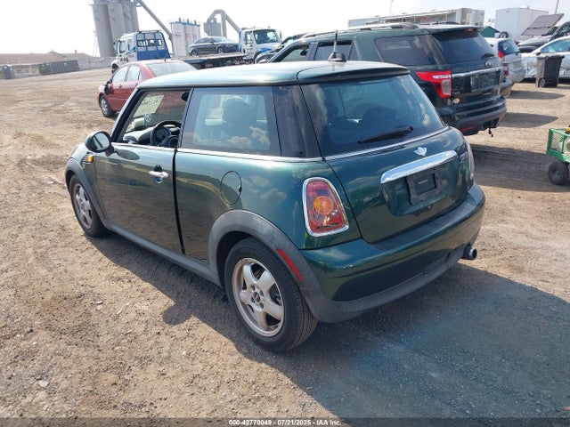 2008 MINI COOPER WMWMF33518TT67375 Photo 2