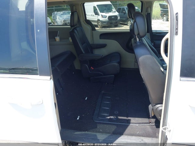 2C4RC1BG8ER442701 Chrysler Town and Country