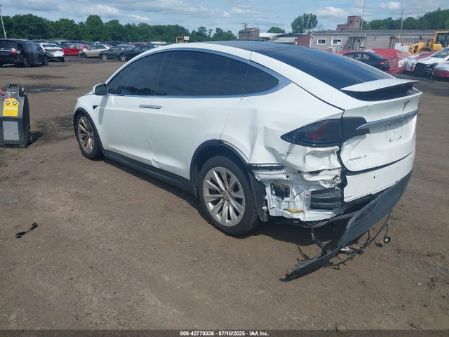 2017 TESLA MODEL X 5YJXCBE25HF043550 Photo 2