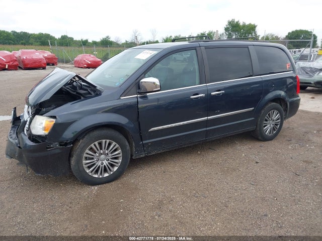 Chrysler Town and Country 2014 2C4RC1CG9ER367781 Image 2