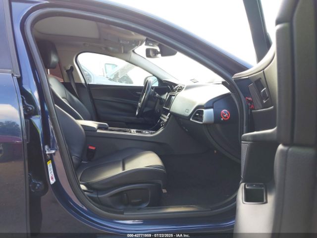 2017 JAGUAR XE SAJAR4BG1HA974735 Photo 4