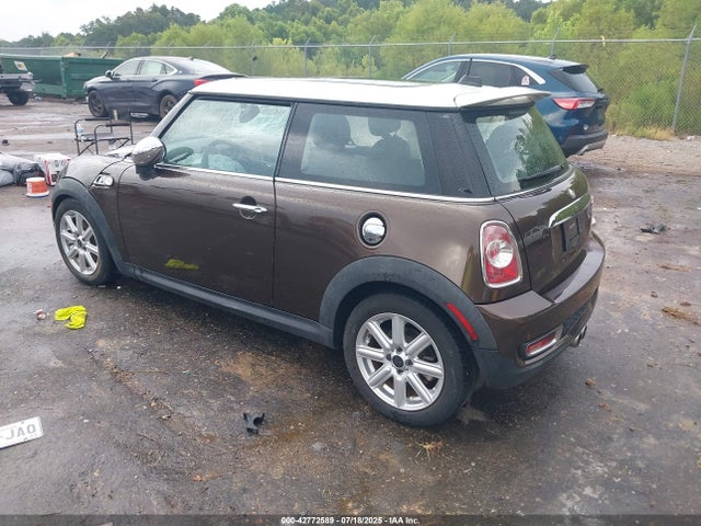 2011 MINI COOPER S WMWSV3C57BTY15457 Photo 2