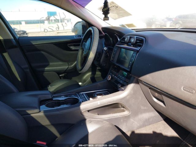 2017 JAGUAR F-PACE SADCJ2BV4HA883724 Photo 4