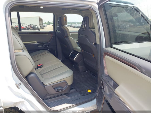Rivian R1s 2023 7PDSGABA6PN015737 Image 8