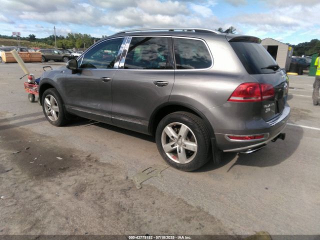 2011 VOLKSWAGEN TOUAREG WVGFF9BP2BD005179 Photo 2