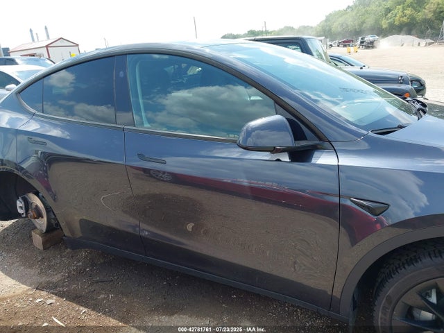 Продажа на аукционе авто 2024 Tesla Model Y Long Range Dual Motor All-wheel Drive, vin: 7SAYGDEE2RA273241, номер лота: 42781761