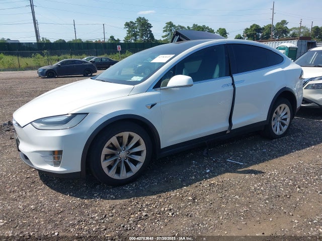 Tesla MODEL X 2017 5YJXCDE24HF055023 Image 2