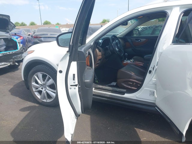 JN8CS1MU9FM381282 Infiniti 2015