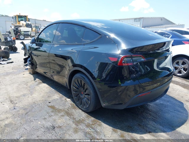 2024 TESLA MODEL Y 7SAYGDEE1RA241395 Photo 2