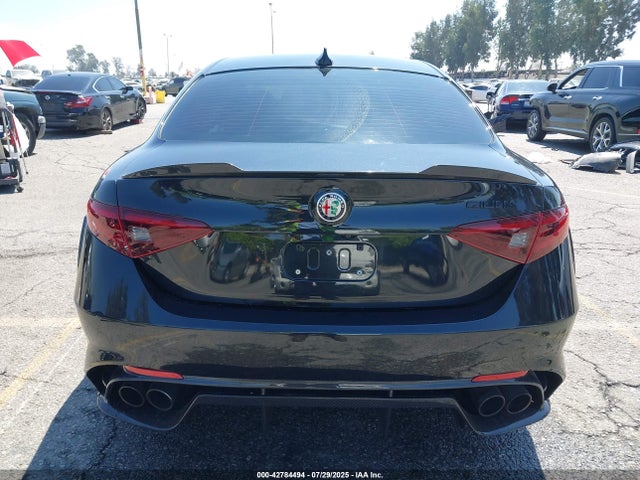 Alfa Romeo 2018 2018 ZARFAEAV3J7576095 Image 17