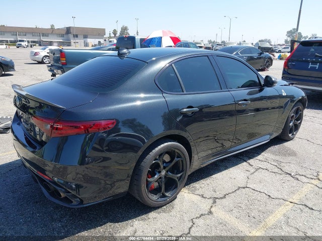 Alfa Romeo 2018 2018 ZARFAEAV3J7576095 Image 4