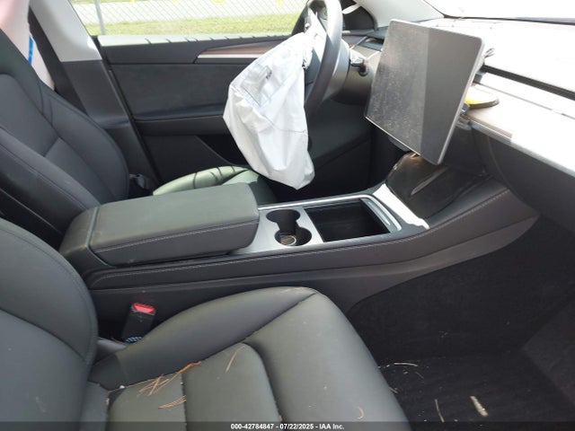 2025 TESLA MODEL Y 7SAYGDEE9SA359782 Photo 4
