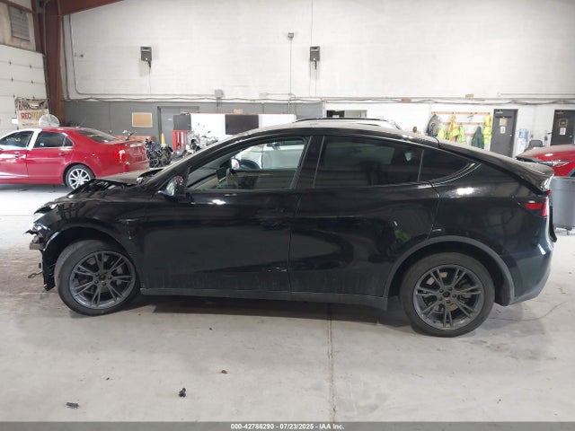 Tesla Model Y 2024 7SAYGDEE1RF200204 Image 15