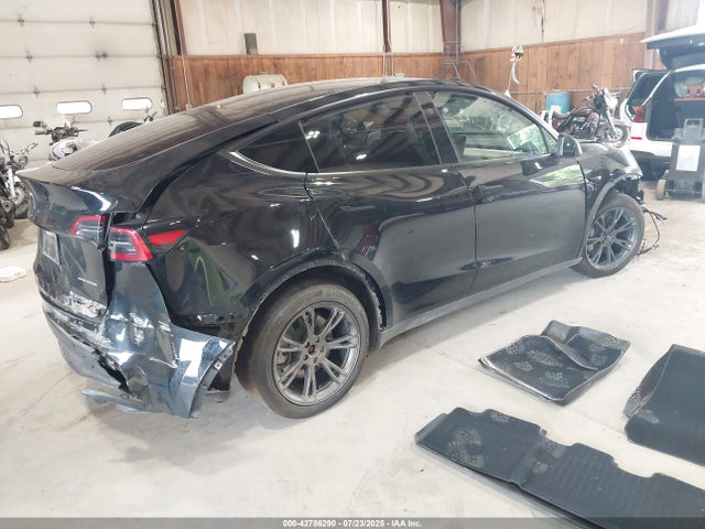 2024 TESLA MODEL Y 7SAYGDEE1RF200204 Photo 3