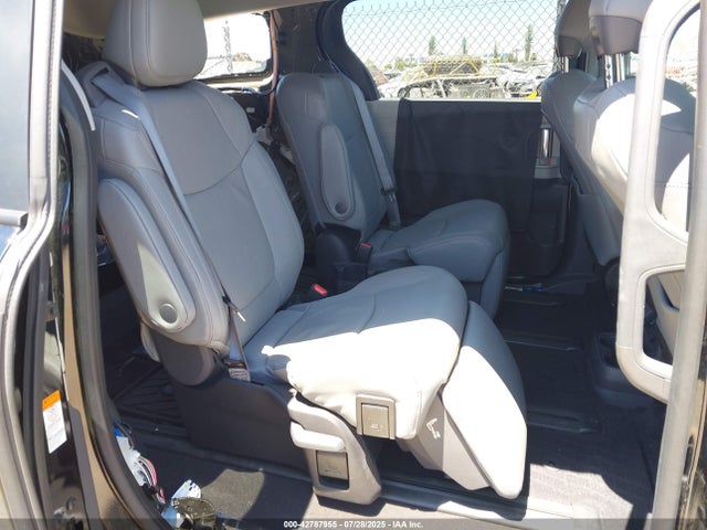 5TDZSKFCXRS111647 Toyota a25a-fxs