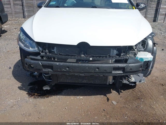 3VW5T7AU0FM098957 Volkswagen 2015