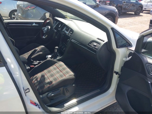 3VW5T7AU0FM098957 Volkswagen 2015