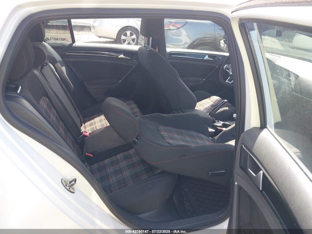 3VW5T7AU0FM098957 Volkswagen 2015