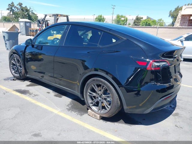 2025 TESLA MODEL Y 7SAYGAEE5SF253279 Photo 2