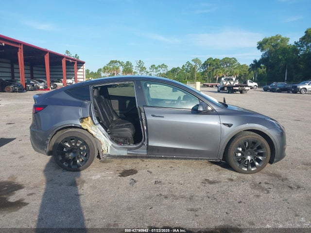 7SAYGAEE7PF800057 Tesla Model Y