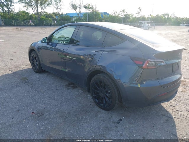 7SAYGAEE7PF800057 Tesla Model Y