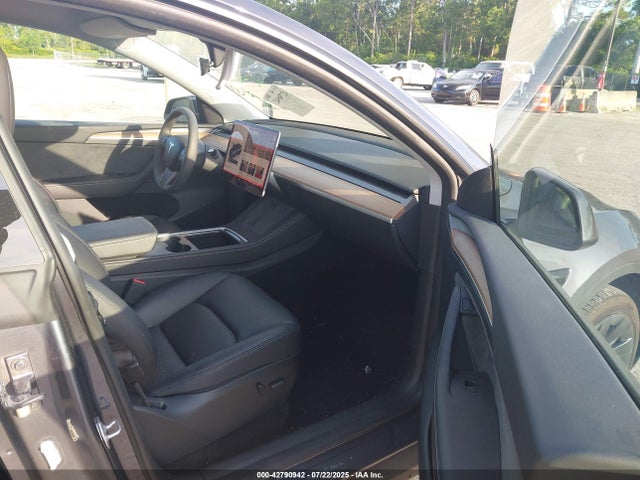 7SAYGAEE7PF800057 Tesla Model Y
