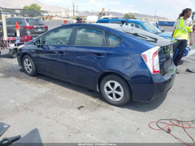 2014 TOYOTA PRIUS JTDKN3DU2E1743561 Photo 2