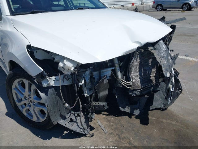 3MYDLBZV0GY111118 Scion p5v