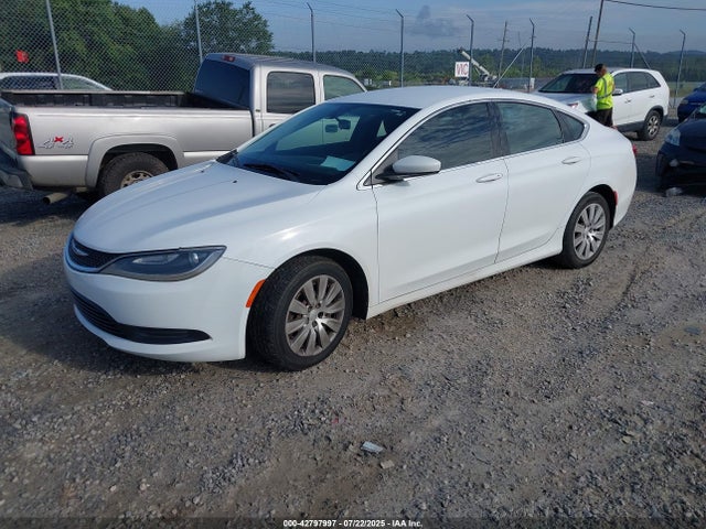 1C3CCCFBXFN563927 Chrysler 2015