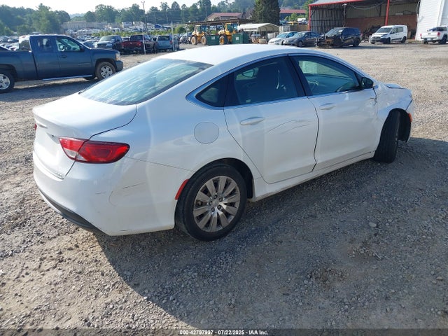 1C3CCCFBXFN563927 Chrysler 2015